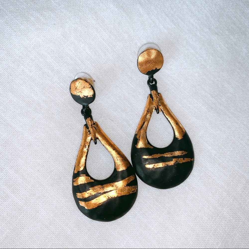 Exotic vibe earrings | BLACK & GOLD